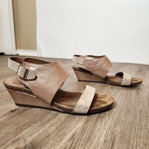 Sofft Rose Gold Metallic Wedge Sandals in Size 7.5